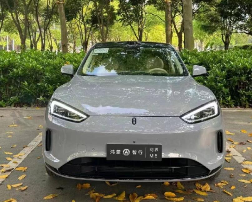 问界新M5实车曝光:封闭式前脸与华为智驾硬件升级引关注
