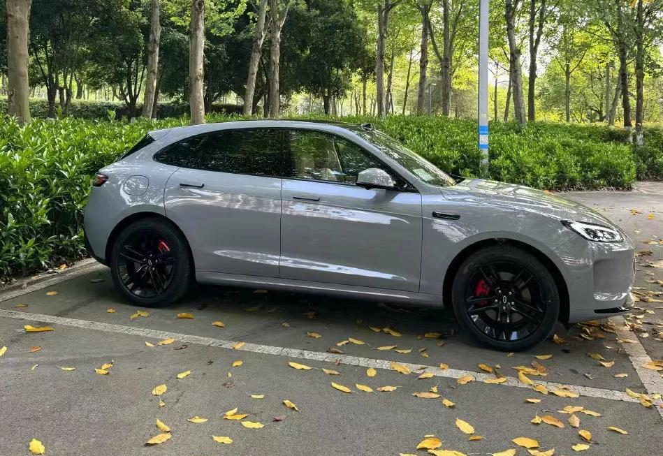 问界新M5实车曝光:封闭式前脸与华为智驾硬件升级引关注
