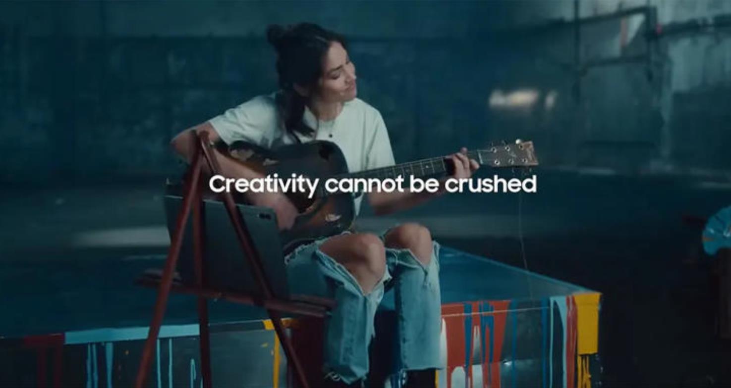 三星新广告“挑衅”苹果：你的创意，我们“压不垮”！