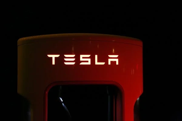 特斯拉柏林超级工厂全电动专线列车正式运营,员工可免费乘坐上下班